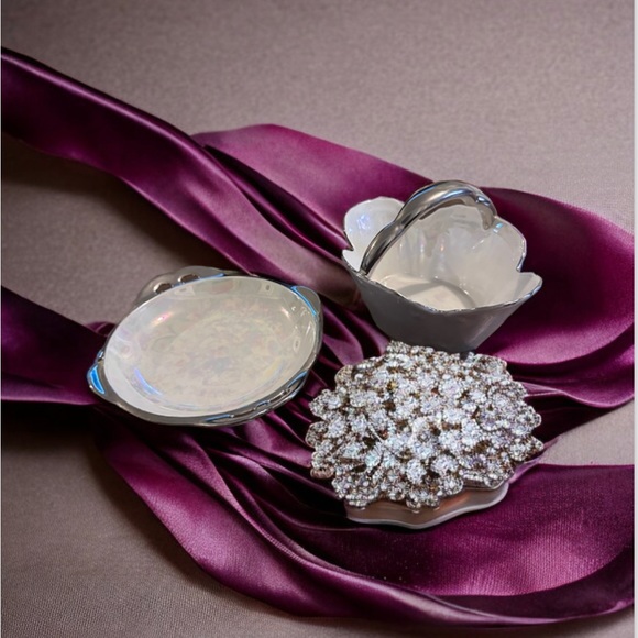 Adorable Vintage Porcelain Basket and Trinket Dish - Picture 6 of 14